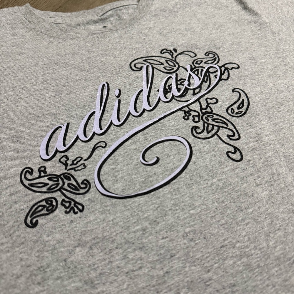 Adidas Women's XL T-Shirt Heather Gray Paisley Script Graphic Tee Preowned - Picture 3 of 4